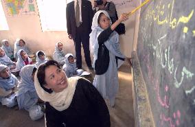 (1)Tanaka visits refugee camp in northwest Pakistan